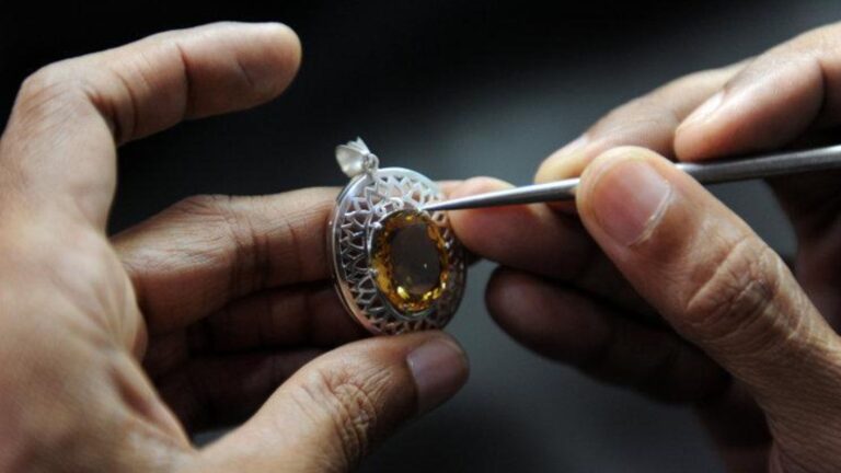 Start a Custom Jewelry Repair Service with a Small Budget (301)